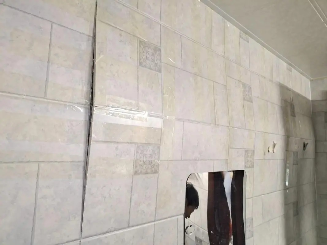 為什么越來(lái)越多的施工隊(duì)都改用青龍瓷磚膠+背膠？答案